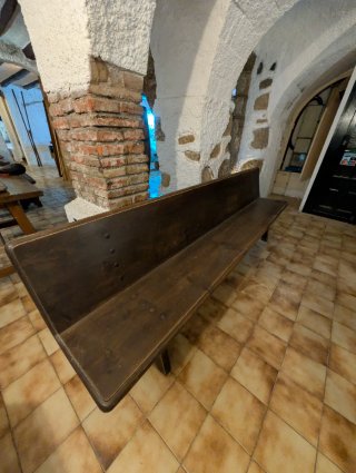 Bancos rústicos de madera y tela