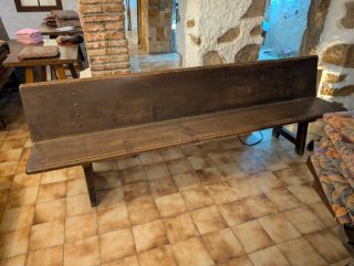 Bancos rústicos de madera y tela