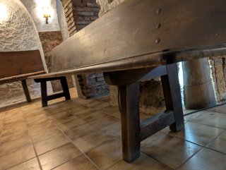 Bancos rústicos de madera y tela