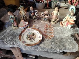 Lote de Figuras Decorativas y Plato