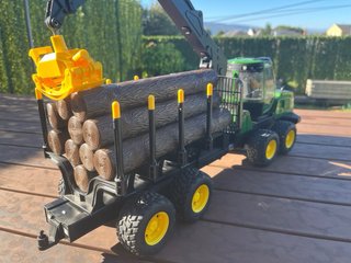 Tractor Maderero Bruder con Figura y Carretilla