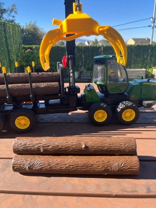 Tractor Maderero Bruder con Figura y Carretilla