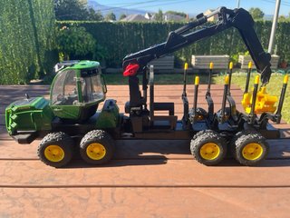 Tractor Maderero Bruder con Figura y Carretilla