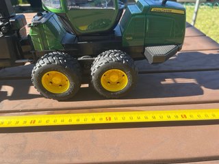 Tractor Maderero Bruder con Figura y Carretilla