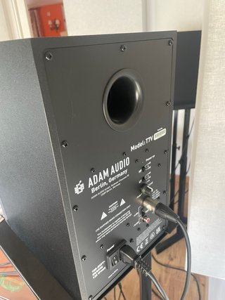 Monitores de estudio Adam Audio t7v