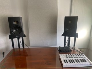 Monitores de estudio Adam Audio t7v