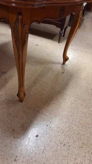 Mesa de comedor estilo Luis XVI