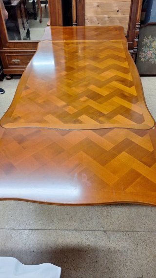 Mesa de comedor estilo Luis XVI