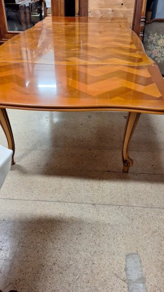 Mesa de comedor estilo Luis XVI