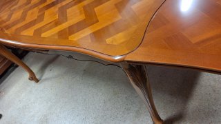 Mesa de comedor estilo Luis XVI