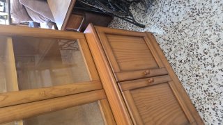 Vitrina de Madera con Puertas de Cristal