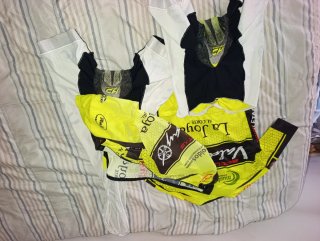Equipación de Ciclismo Amarilla y Negra