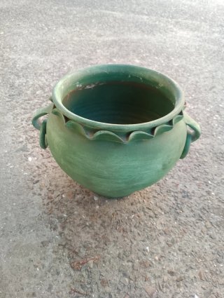 Pote de barro verde com alças