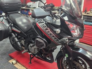 Moto Deportiva Negra y Roja