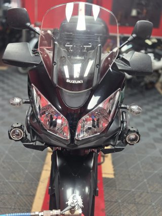 Moto Deportiva Negra y Roja