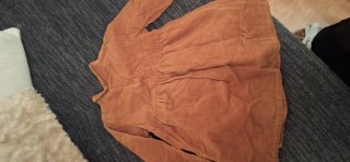 2 Vestidos 2-3 años y chaqueta tipo gabardina Gap