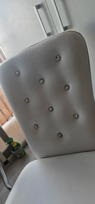 Silla de escritorio blanca con diamantes