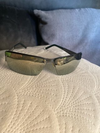 Gafas de sol grises y plateadas