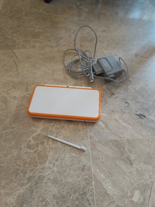 New Nintendo 2DS XL Blanca y Naranja
