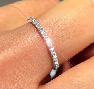 Anillo Minimalista de Plata y Moisanitas