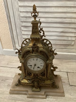 Reloj de sobremesa antiguo con base de mármol