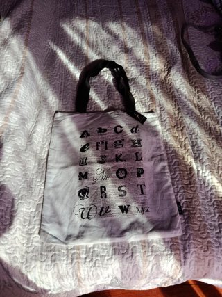 Bolsa de tela con estampado de letras