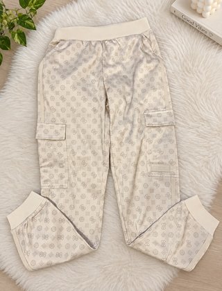 Pantalón cargo GUESS monograma beige talla 12