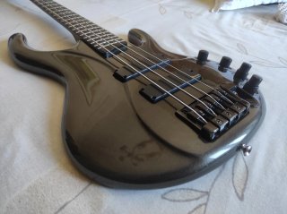 Bajo Ibanez EDC700 Ergodyne