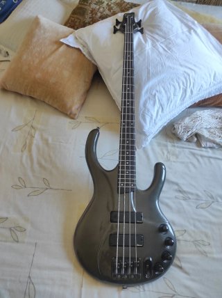 Bajo Ibanez EDC700 Ergodyne