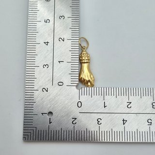 Colgante Mano Higa Oro 18K 0.47gr 2cm