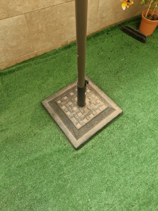 Sombrilla grande beige con base sólida