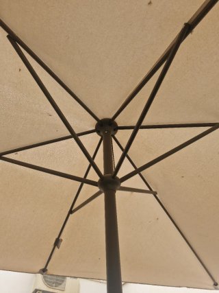 Sombrilla grande beige con base sólida