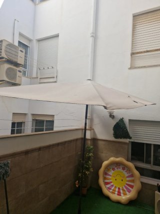 Sombrilla grande beige con base sólida