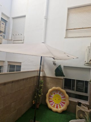 Sombrilla grande beige con base sólida