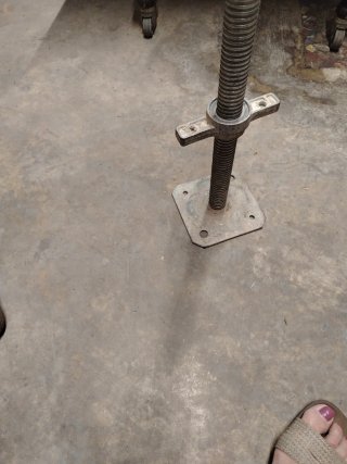 Husillo regulador para andamio 76ctms tengo 4