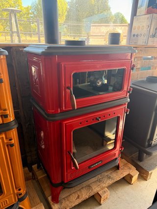 Chimenea de Leña de Fundición Roja