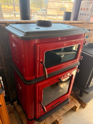 Chimenea de Leña de Fundición Roja
