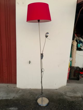 Candeeiro de pé com luz de leitura