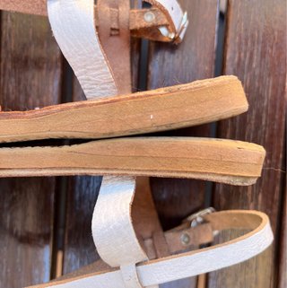 Sandalias de cuero blancas y marrones