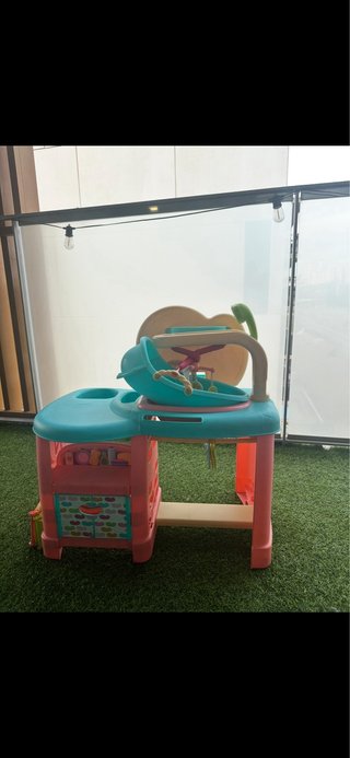 Cambiador, zona de juegos y bañera para muñecos