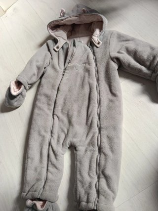 Buzo de bebé gris con capucha