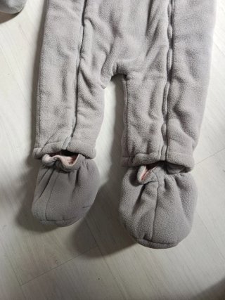 Buzo de bebé gris con capucha