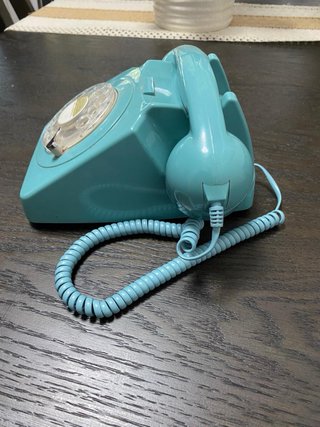 Teléfono antiguo azul