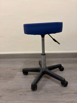 Taburete con Ruedas y Asiento Azul
