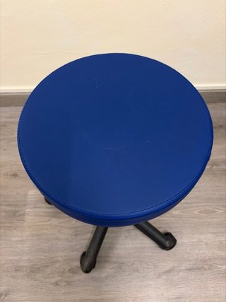 Taburete con Ruedas y Asiento Azul