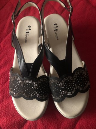 Sandalias cuña HF Shoes negras y plateadas