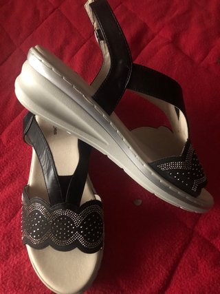 Sandalias cuña HF Shoes negras y plateadas