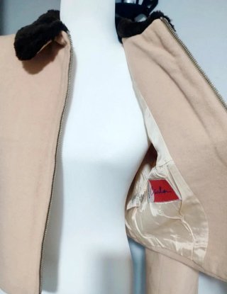 Abrigo Corto Beige con Cuello de Pelo T/44