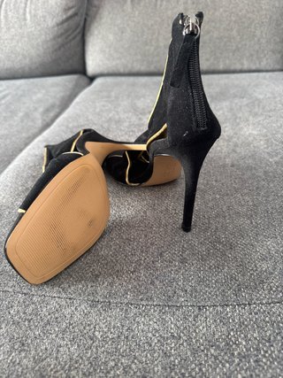 Zapatos de Tacón Zara Negros y Dorados Talla 38