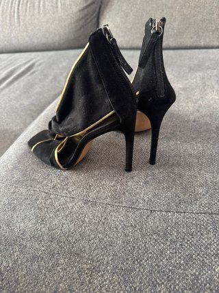 Zapatos de Tacón Zara Negros y Dorados Talla 38